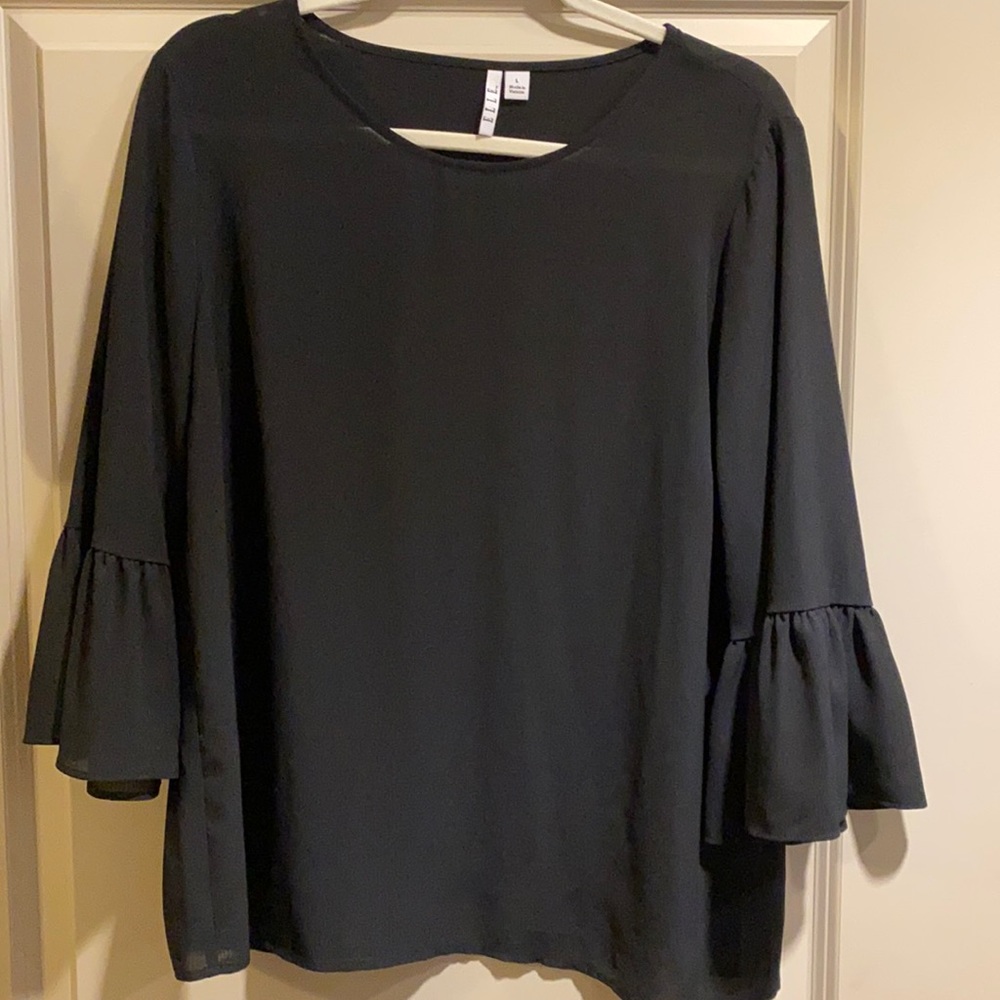 ⭐️⭐️Elle bell sleeve blouse